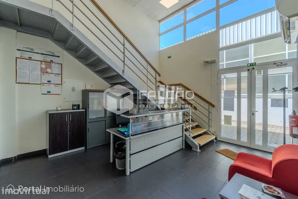 Warehouse for sale in Romeira e Várzea