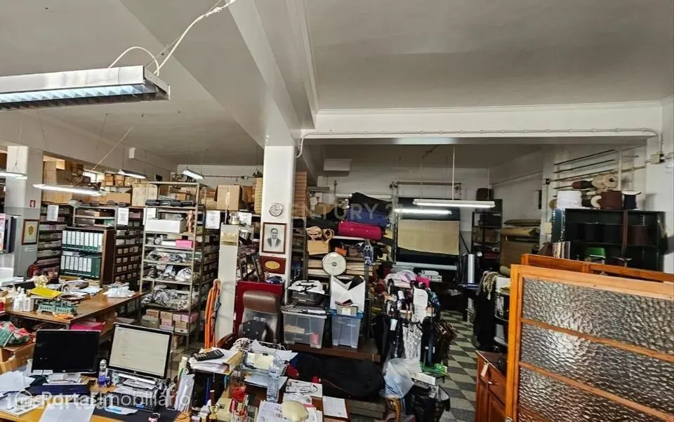 Loja/Armazém com 3 Entradas Independentes – Lisboa | 180 m² | Potencia