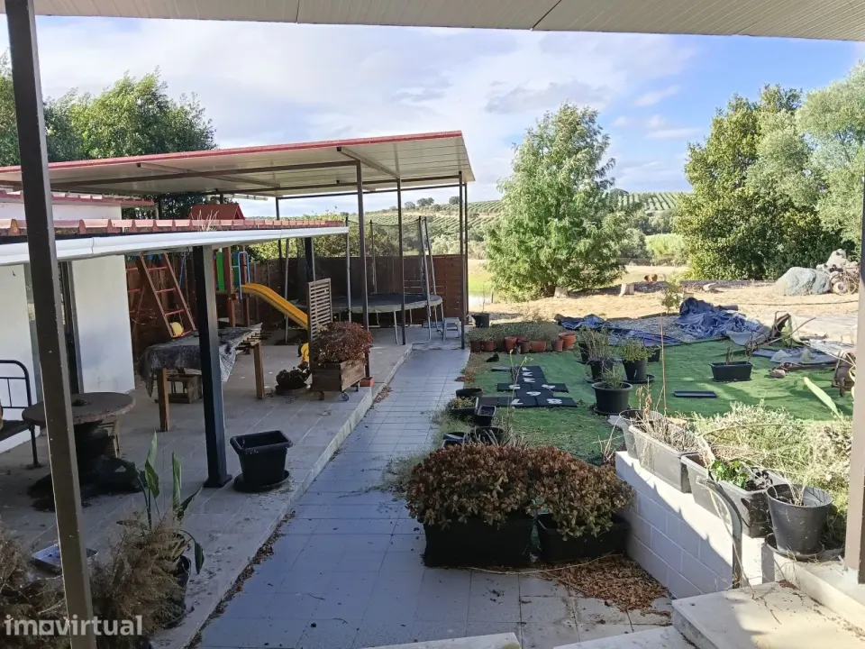 Moradia T4 com jardim e garagem em Castro Verde