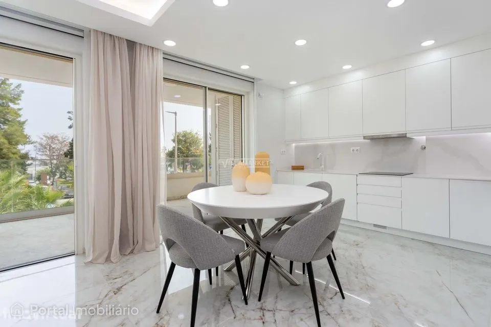 Último apartamento T2 novo com piscina na cobertura situado em Lagos