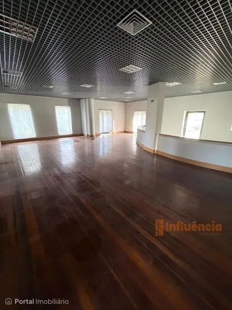 Prédio urbano em propriedade total, localizado no centro histórico da vila de Almeida