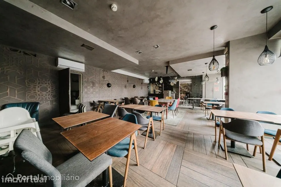 Espaço Comercial com Esplanada & Cozinha Equipada | 170m2 | Lumiar