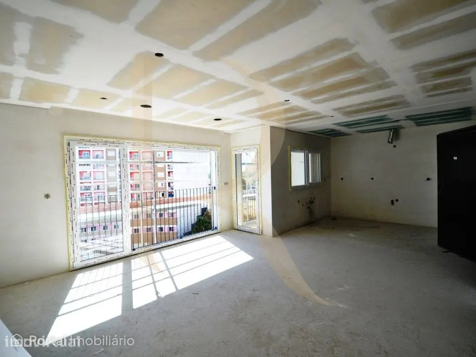 Apartamento T3 novo com elevador, varandas e estacionamento em Sant...
