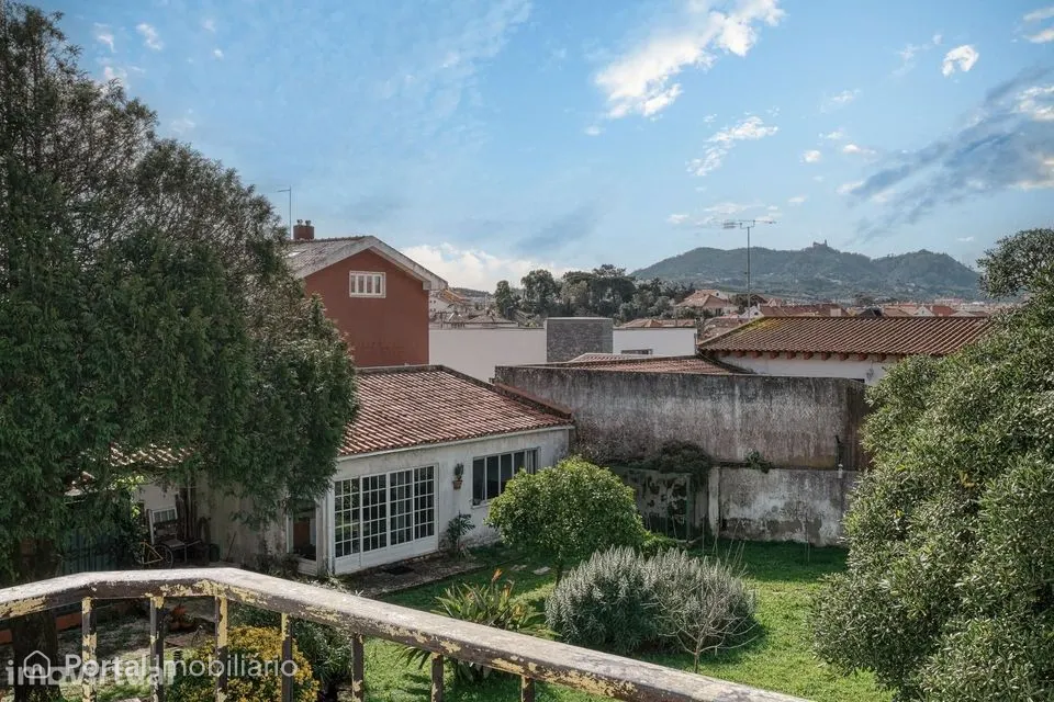 Moradia de Arquitectura Distinta dos Anos 70 com Grande Jardim a Sul
