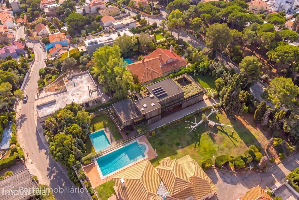 Moradia no Estoril com Projeto para T6 a 750m do Mar
