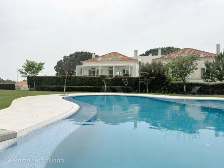 Apartamento T5 situado numa das zonas mais discretas e prestigiadas do concelho de Cascais