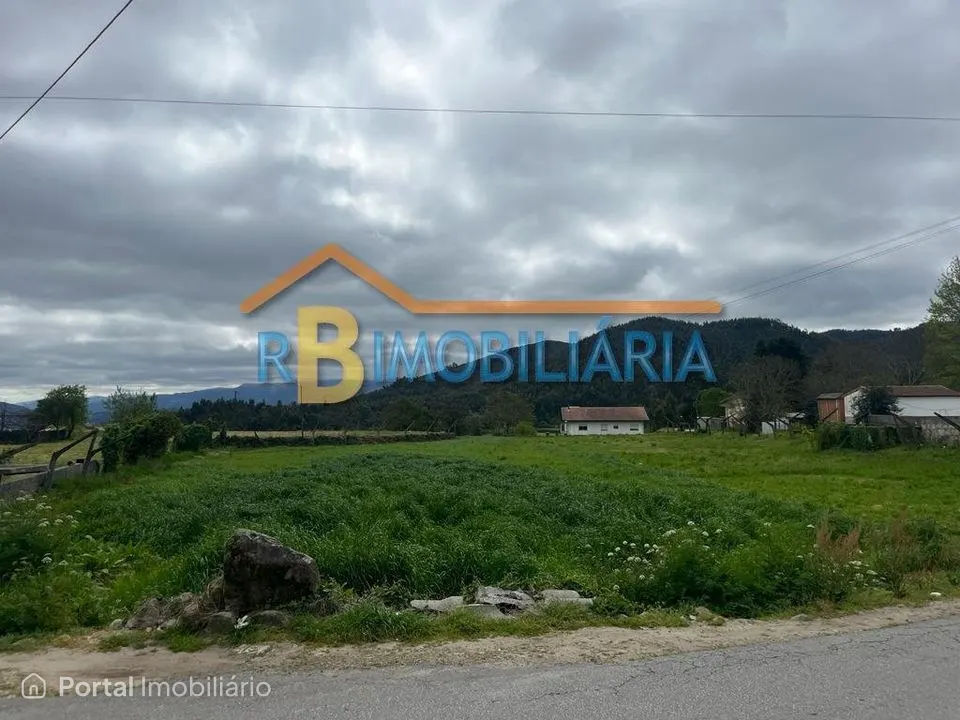 Dois Lotes de Terreno para Construção em Escariz