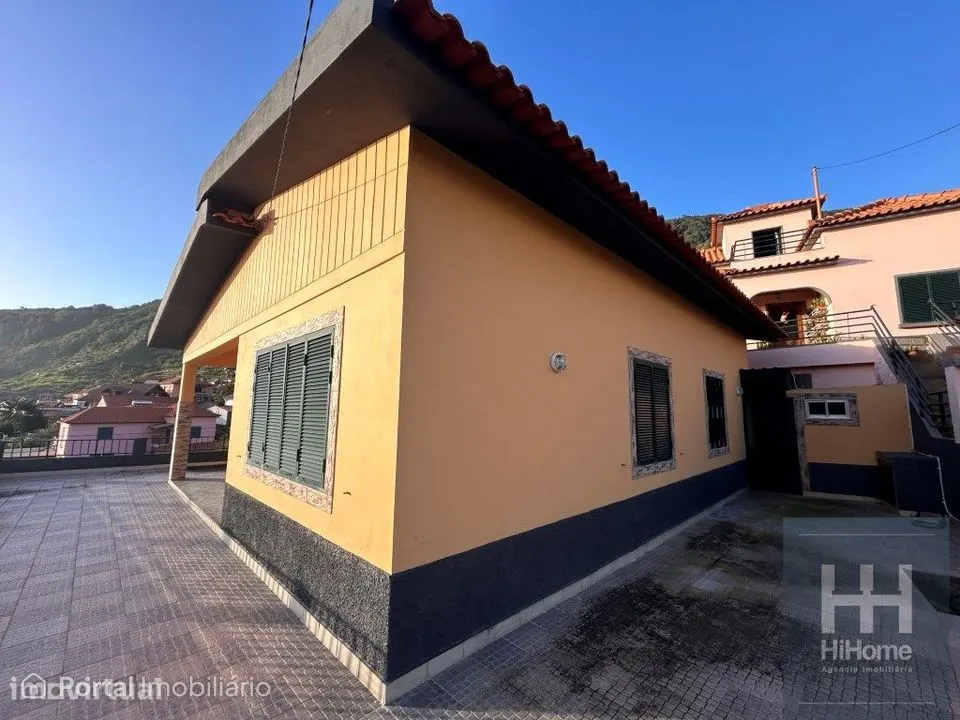 Moradia T2 com vista mar e cidade de Machico e terreno para cultivo