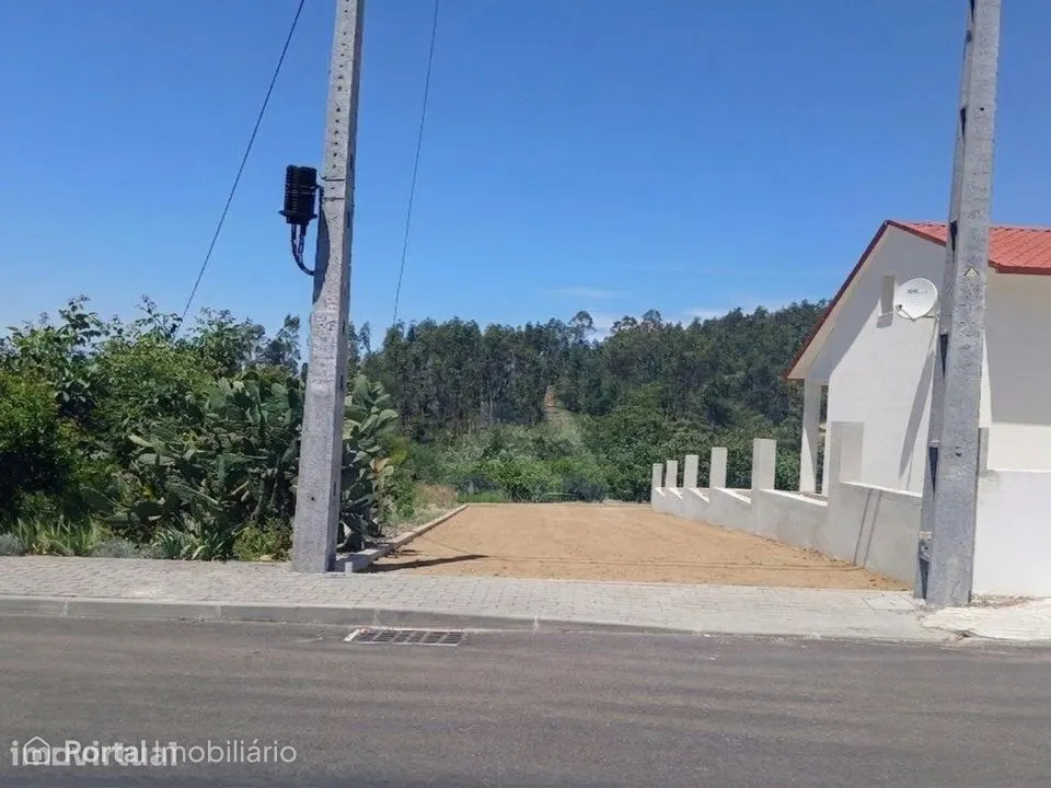 Terreno com projeto aprovado para T3 em Cortes, Leiria