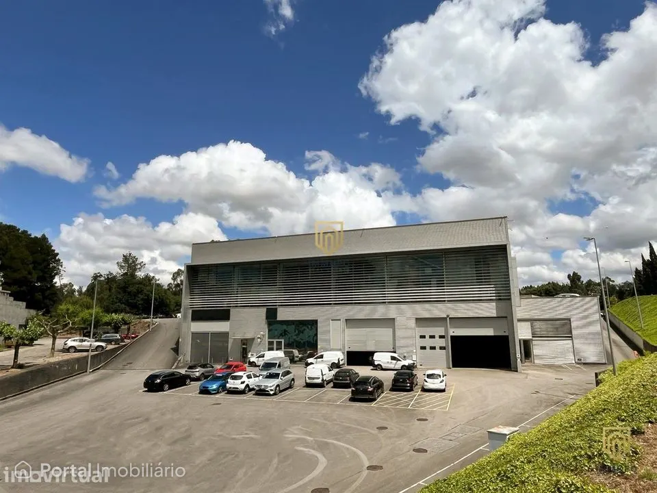 Armazém 1.721 m² na Trofa com escritórios e showroom