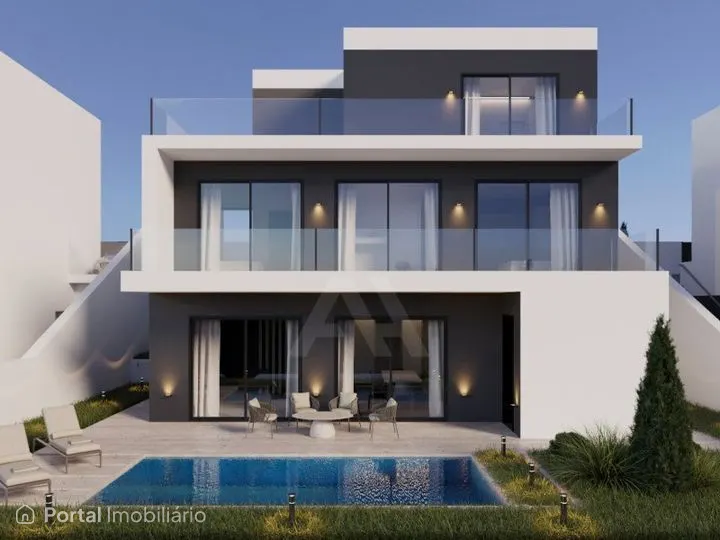 Moradia T4+1 em Cascais com piscina, jardim e garagem