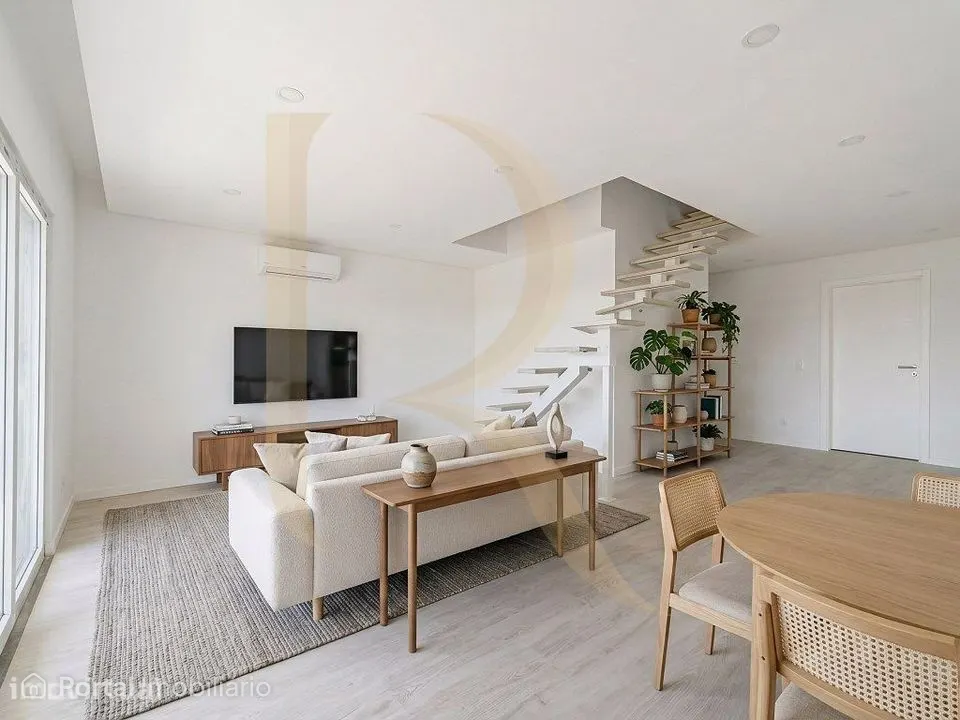 Apartamento T4 duplex com elevador, parqueamento e arrecadação em P...