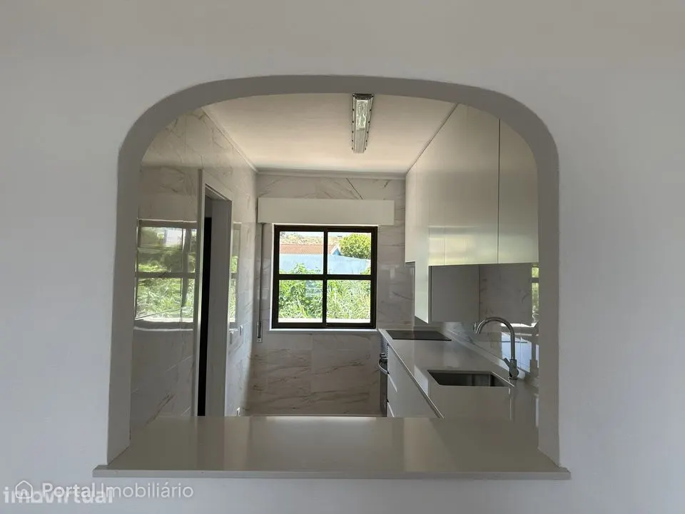 Apartamento T2 totalmente renovado com vista mar em primeira linha