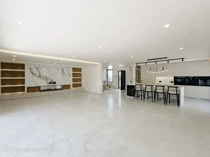 Moradia T4 isolada de construção recente