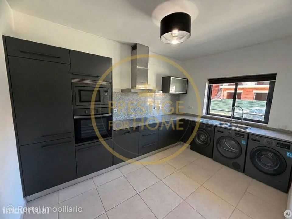 Moradia T5 com Piscina e Garagem Fechada em Condomínio Privado – Boliq