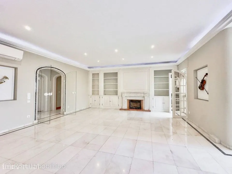Apartamento T3 com vista mar, garagem e terraço em Cascais