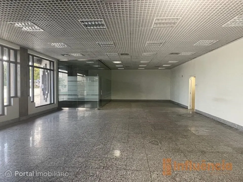 Prédio urbano, destinado a comércio e serviços, em Aguiar da Beira.