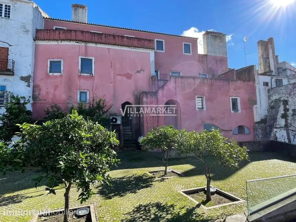 Edifício com 3 pisos da banca situado no Centro histórico de Portalegr