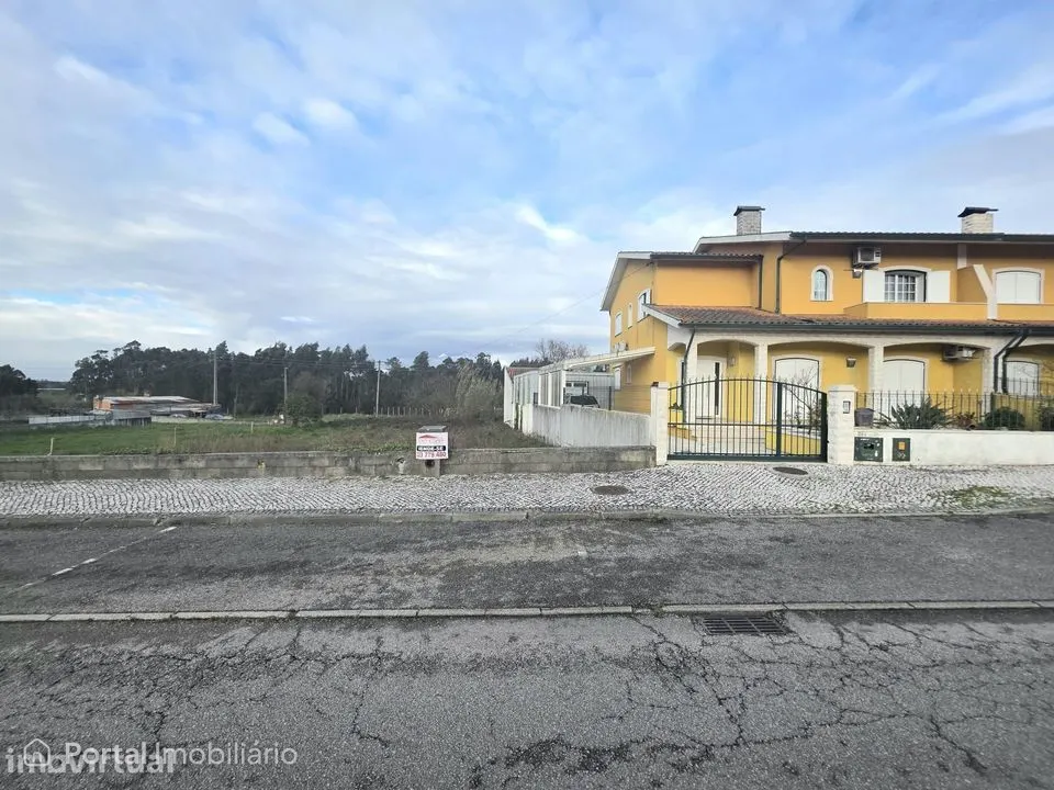 Terreno de 800m² em Oiã com bons acessos