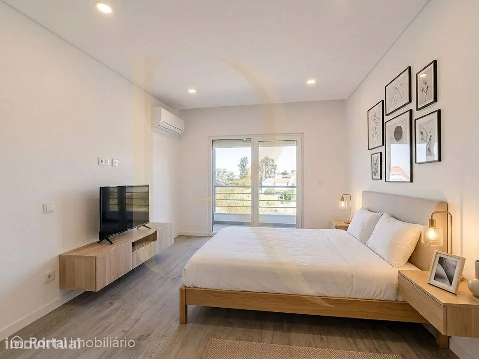Apartamento T4 duplex com elevador, parqueamento e terraço em condo...