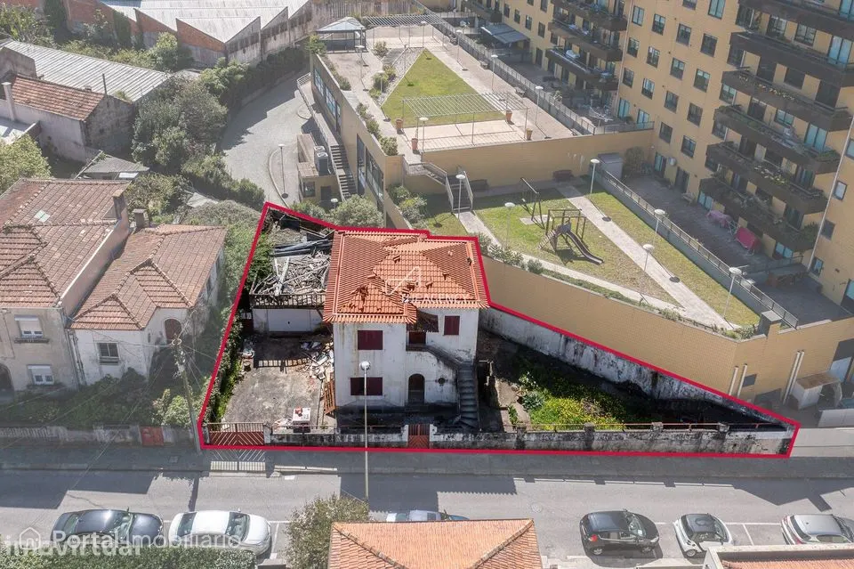Moradia isolada para reabilitação em Gaia junto ao Corte Inglês