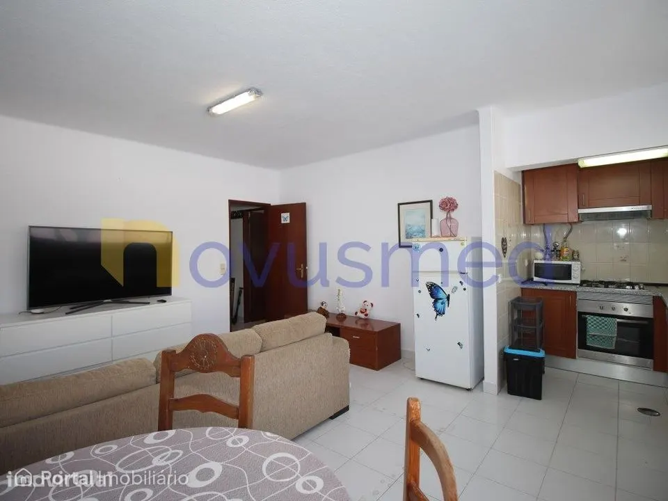Apartamento T1 com jardim e piscina, central, junto à Praia dos Pes...