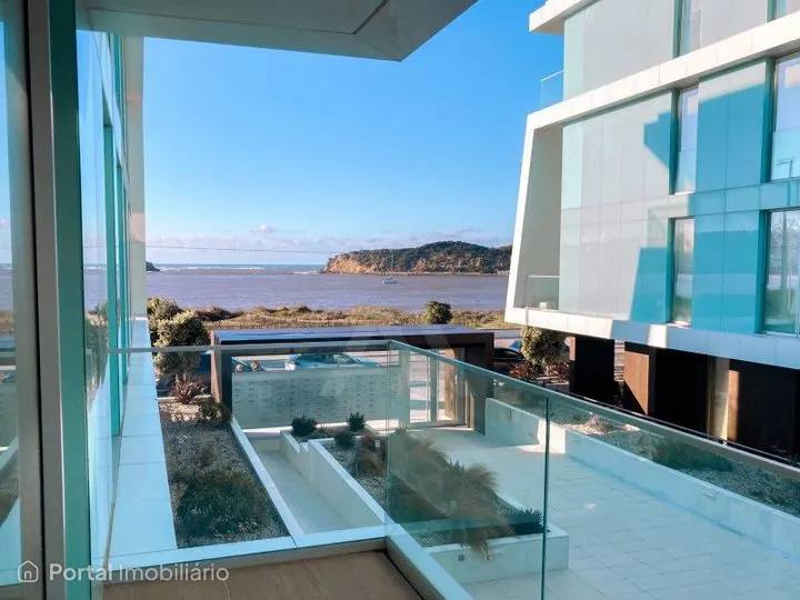 Apartamento T3 com vista desafogada sobre o mar