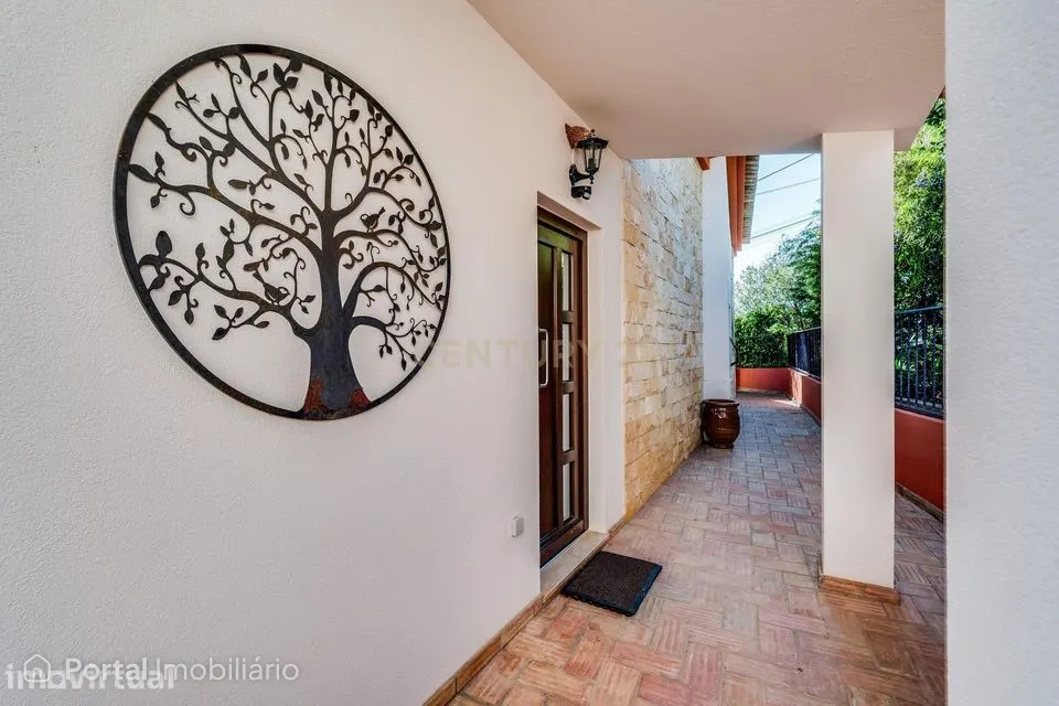 Propriedade com três habitações, piscina aquecida e sauna, num terreno