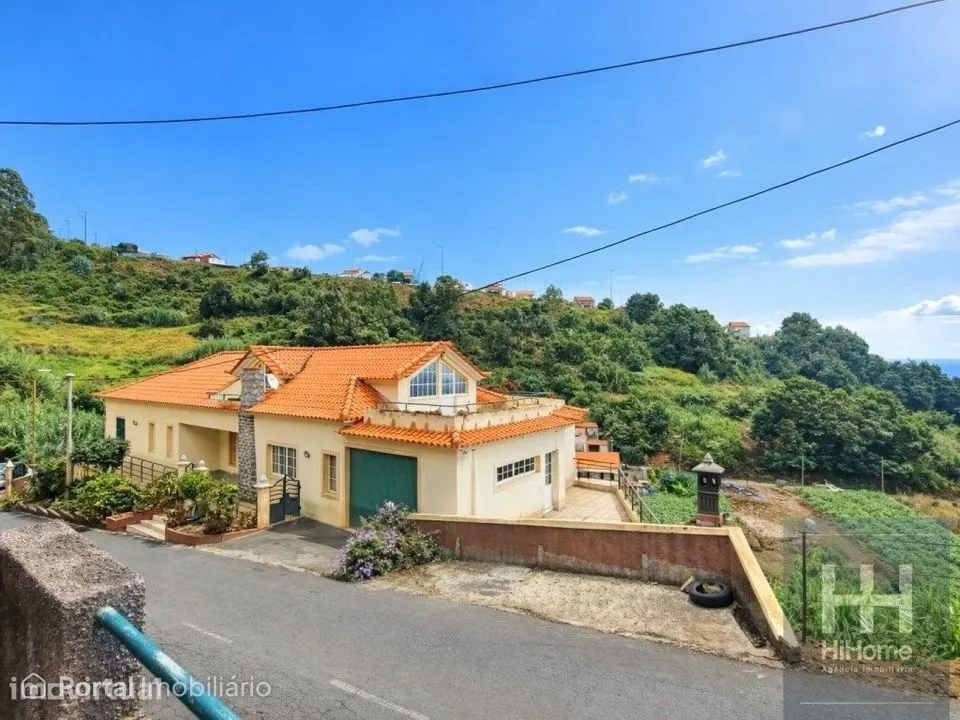 Moradia T3 com garagem e zona exterior com churrasqueira e oficina