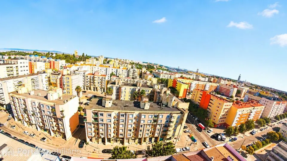 Apartamento T3 duplex com excelente distribuição de espaços, localizad