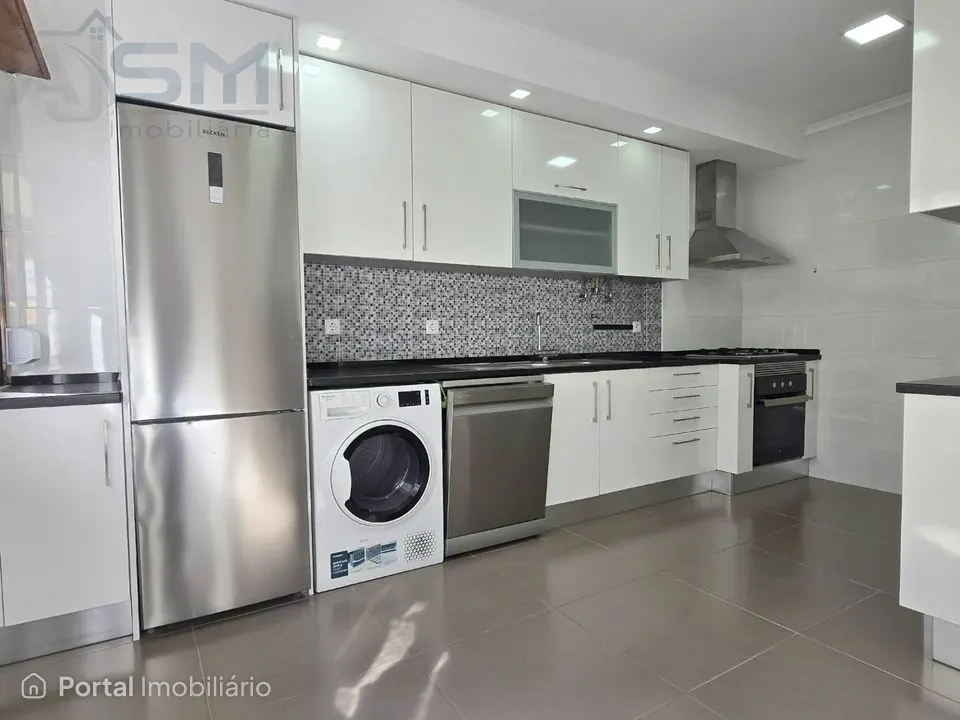 Apartamento T2 Arrendamento em Carnaxide e Queijas,Oeiras