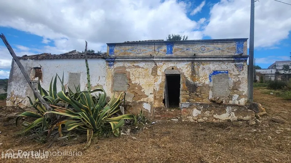 Ruína com 178 m2 inserida num terreno com 18440 m2 situada próxima de