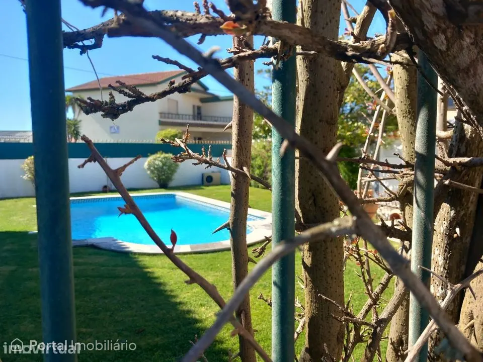 Moradia T4 Isolada, com Piscina e Garagem!