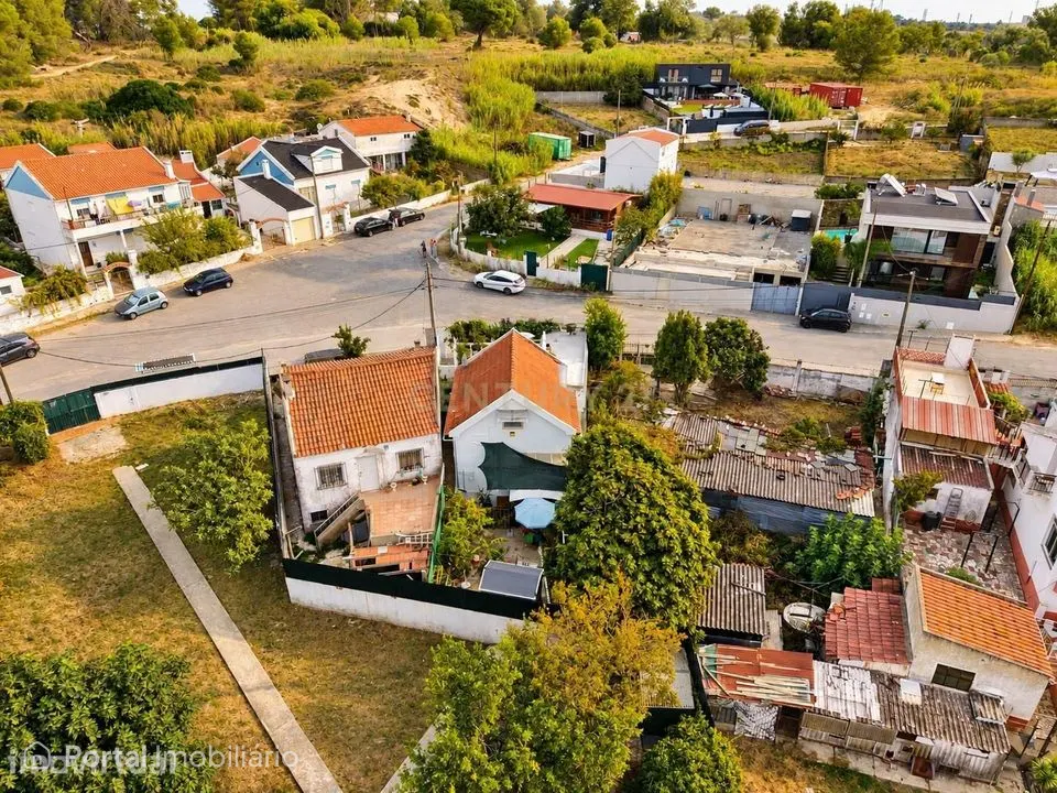 Moradia T3+T1 com entradas independentes na Trafaria