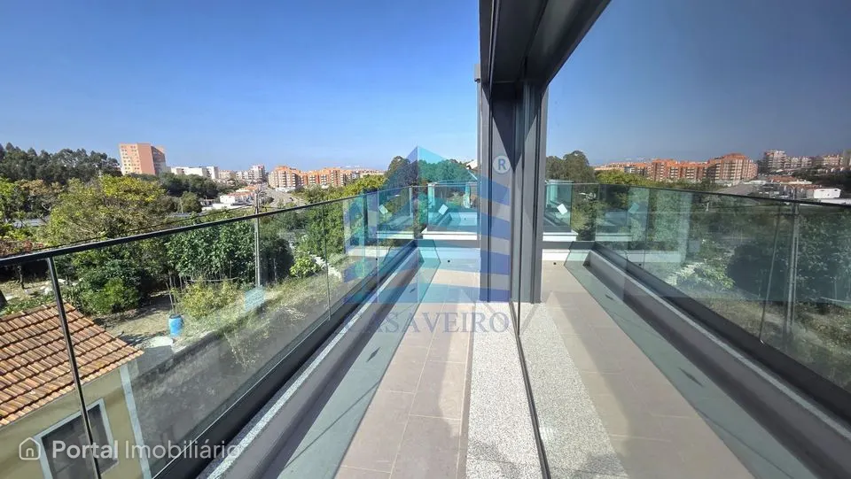 Apartamento T2 Duplex com terraço e Garagem Fechada