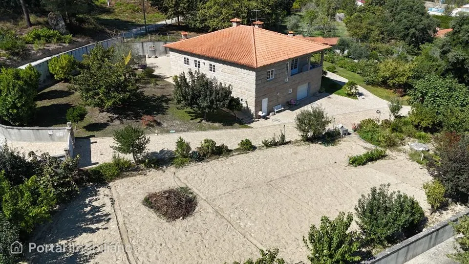 Moradia V3 em Avessadas e Rosém, Marco de Canaveses, com 5060 m² de terreno.