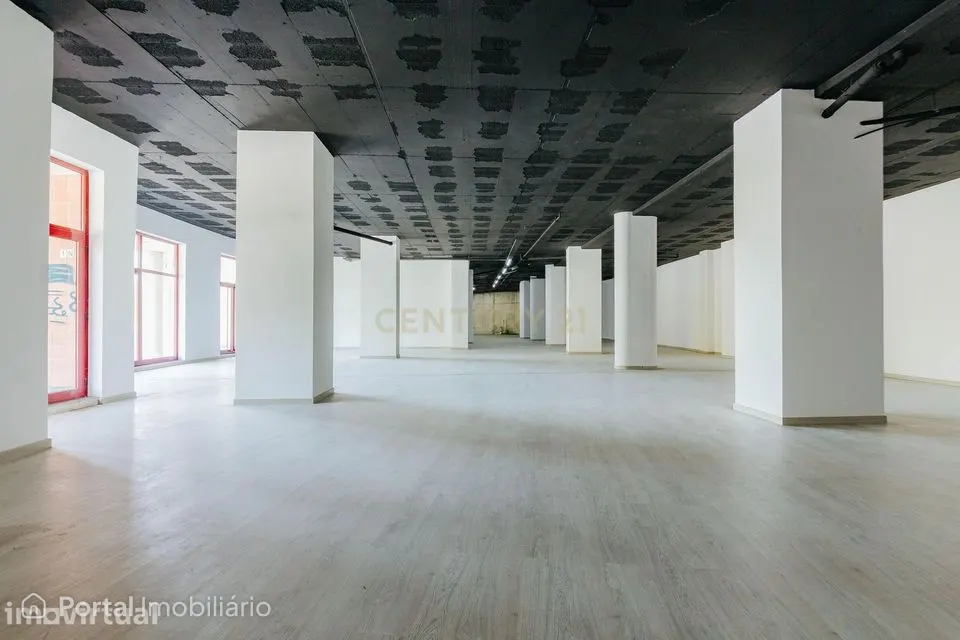 ARRENDA-SE | Espaço Comercial / Serviços em Barcarena – Oeiras