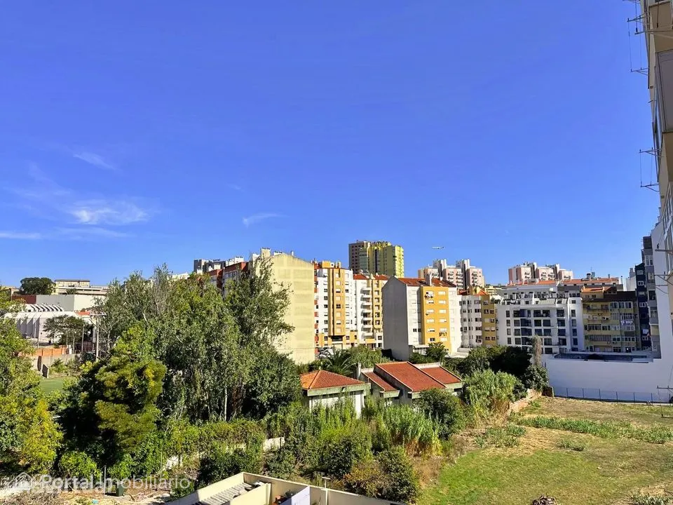 Apartamento T3 Remodelado com Parqueamento em Prédio Bem Localizado