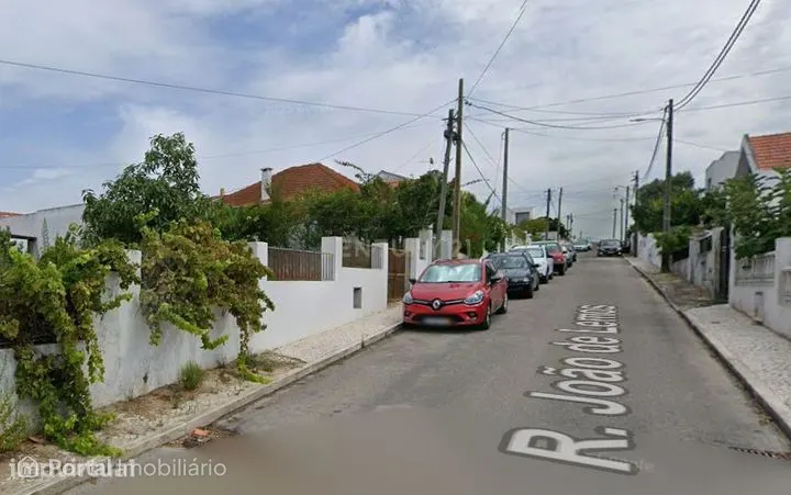 Terreno urbano situado numa zona tranquila e bem servida da Charneca d