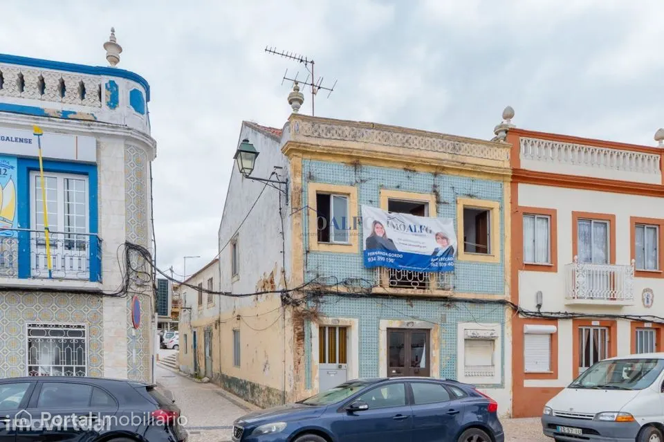 Predios para reabilitação no coração do Montijo
