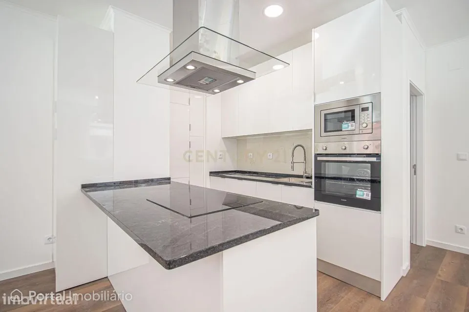 T3 totalmente remodelado em Sacavém com 1 lugar de garagem
