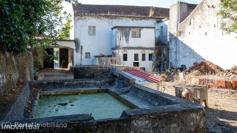 Propriedade com Casa Antiga para Remodelação Total + Terreno Rústico