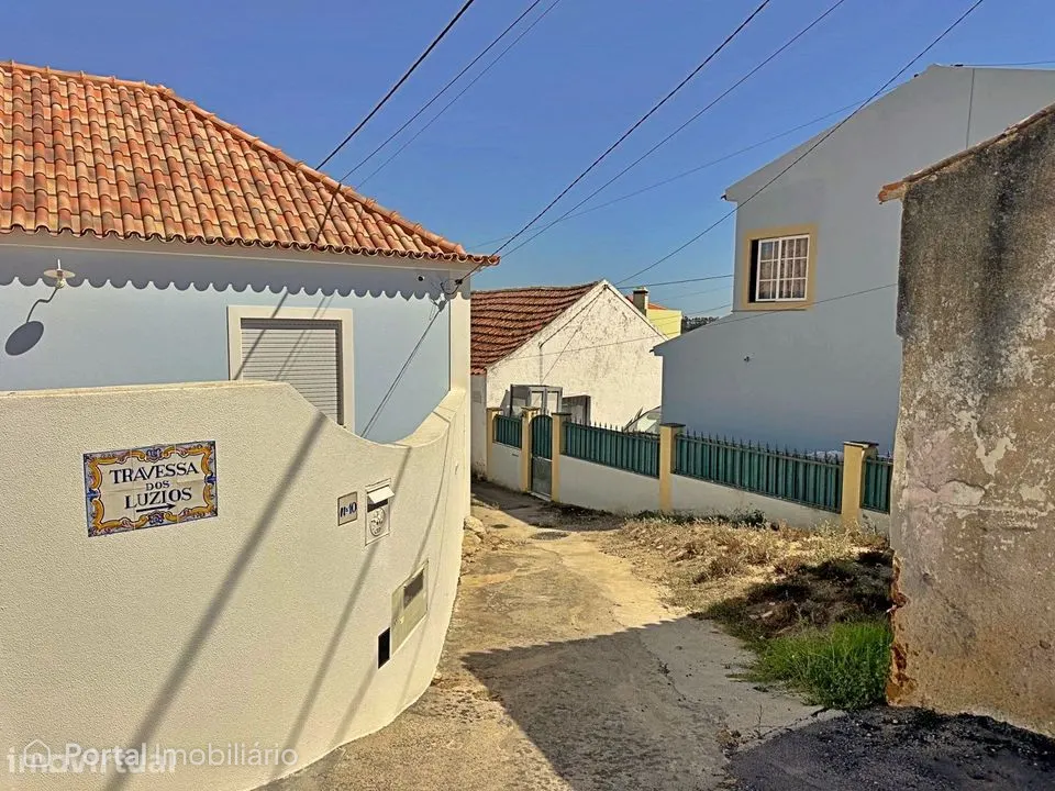 Moradia T2+1 com Pátio e Garagem para Recuperar em Casas Novas