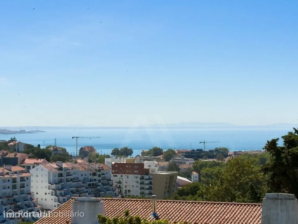 Apartamento T2 renovado com terraço e vistas mar, em Cascais