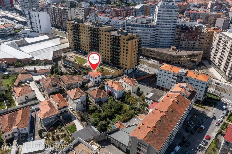 Moradia isolada para reabilitação em Gaia junto ao Corte Inglês
