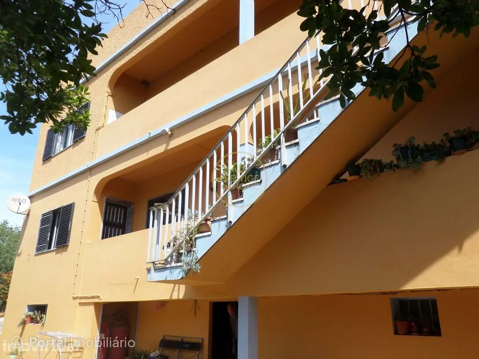 Espaçosa Moradia T6 bi-familiar à Entrada de Loulé — Espaço, Conforto
