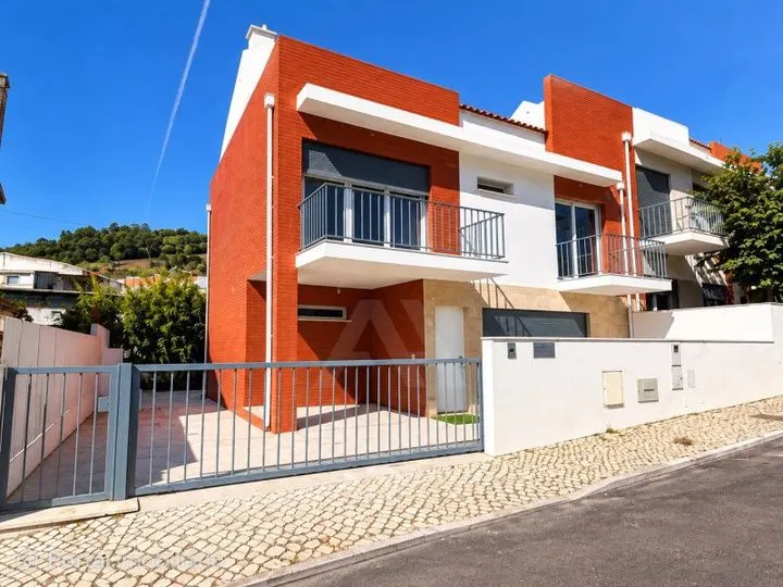 Moradia Geminada T4 com 4 Pisos