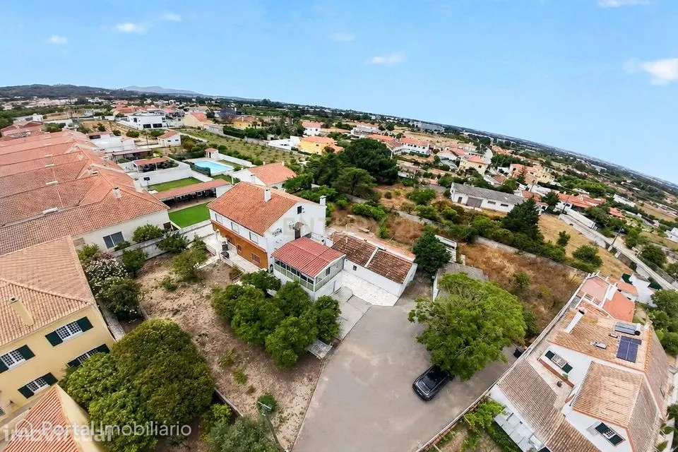 Moradia com 2 apartamentos T3 e terreno de 2022 m² (Quinta do Anjo), n