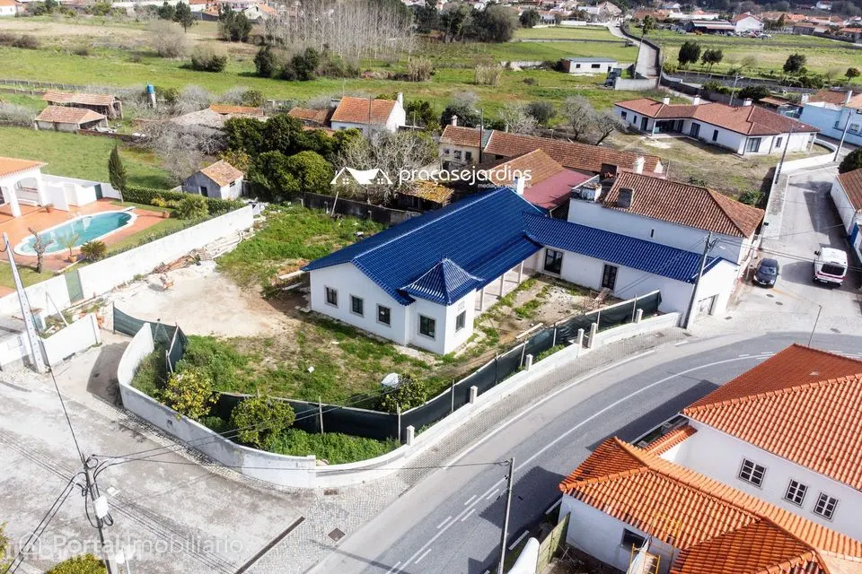 Moradia T3 Térrea: Charme e Conforto a um Passo da Costa