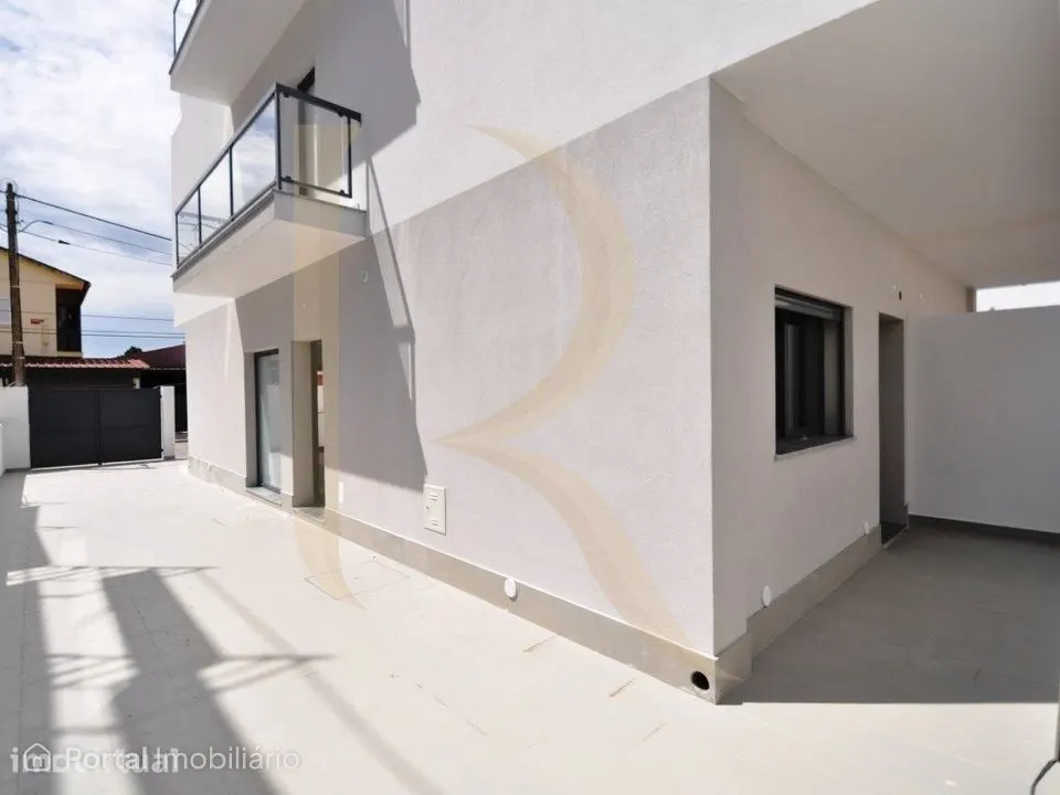 Moradia geminada nova T3 com garagem e terraço na Quinta do Conde
